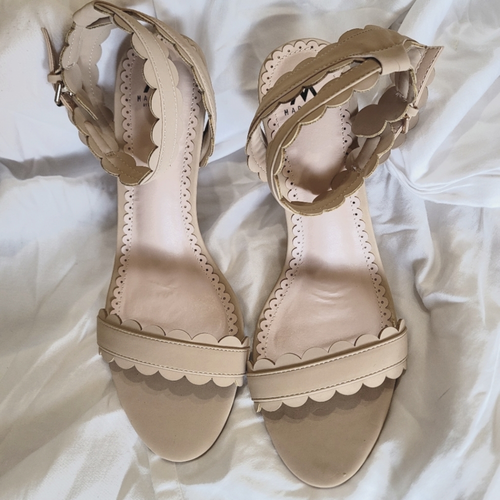 Nude strappy heel.